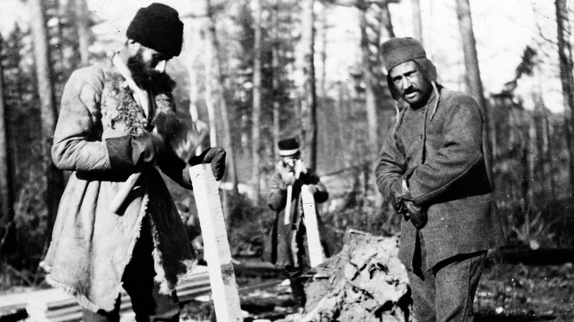 A black-and-white photo of prisoners at a Soviet-era camp doing building work